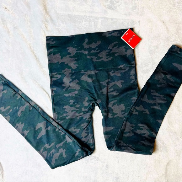 SPANX Black Camo leggings size Medium - Picture 2 of 6